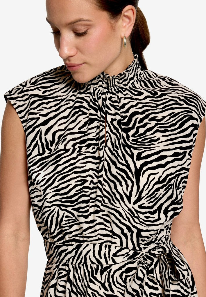 Kleid Kurz ohne Arm | color: Schwarz